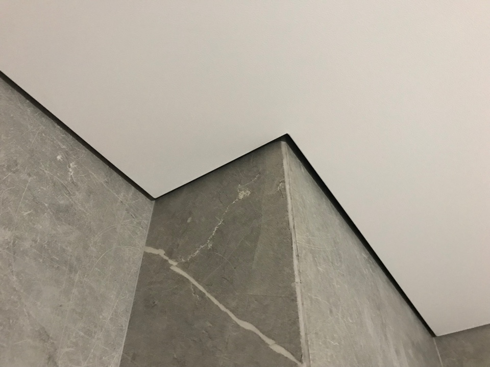 Натяжной потолок с теневым зазором в ванной